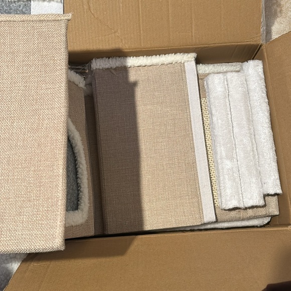 Cat house/ Brand new still in box - Picture 3 of 3